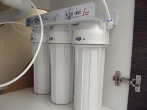 Podzlewowy montaż filtrów do wody z kranu